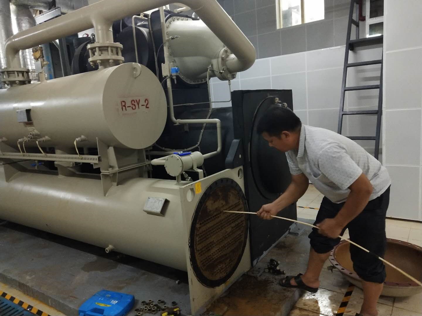 维纳斯酒店解决空调主机高压问题-肇庆冷凝器通炮清洗-肇庆空调循环水处理-肇庆循环水处理
