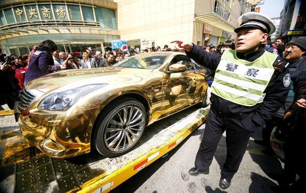 南京闹市一辆“黄金跑车”违章被拖走